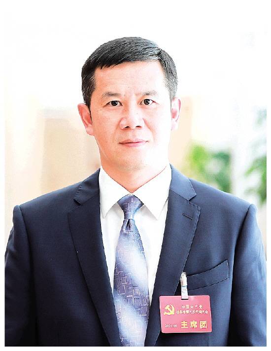 灌阳县委书记卢嵩 记者何平江 摄黄关镇联德村超级稻攻关示范基地