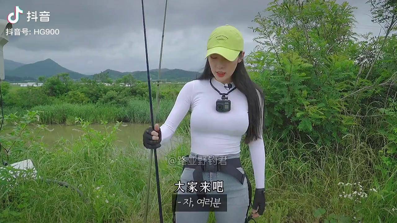 韩国路亚女钓手安贞恩马上就要穿过草地去钓鱼啦韩国路亚女钓手 路亚