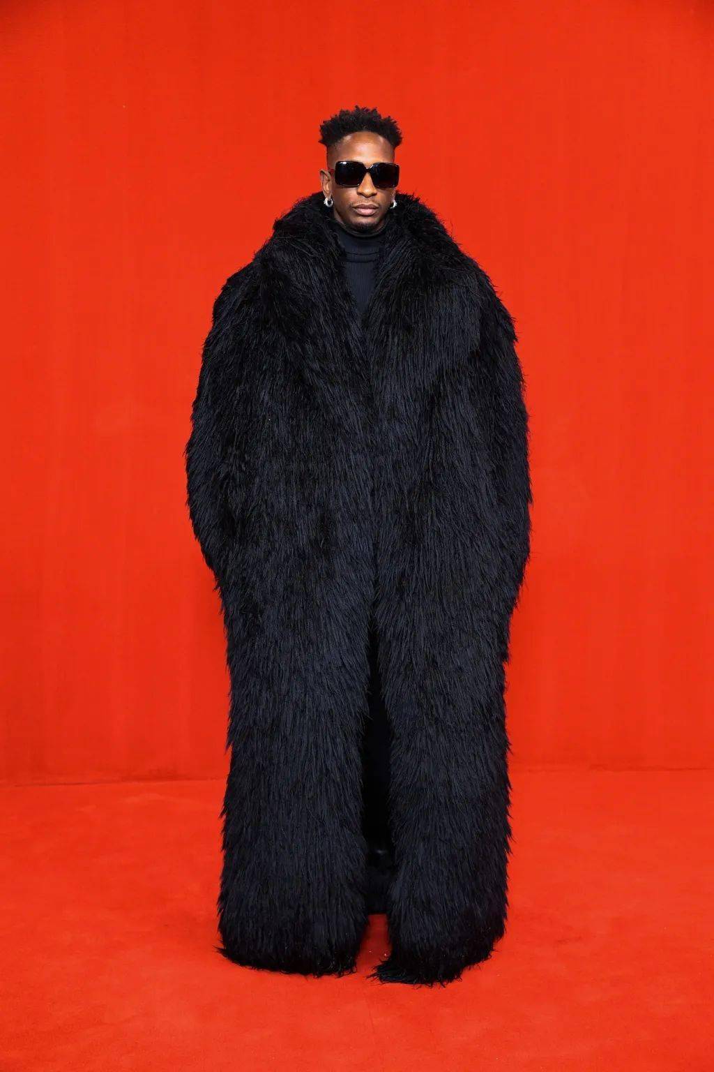 系列 动漫服装秀梦幻联动!Balenciaga邀请辛普森一家来走秀,时装秀甚至被包装成了短片的首映礼……