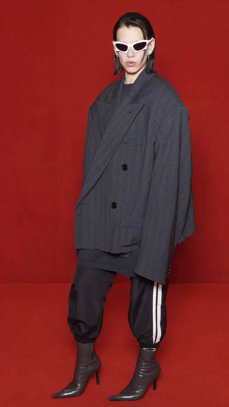 系列 动漫服装秀梦幻联动！Balenciaga邀请辛普森一家来走秀，时装秀甚至被包装成了短片的首映礼……