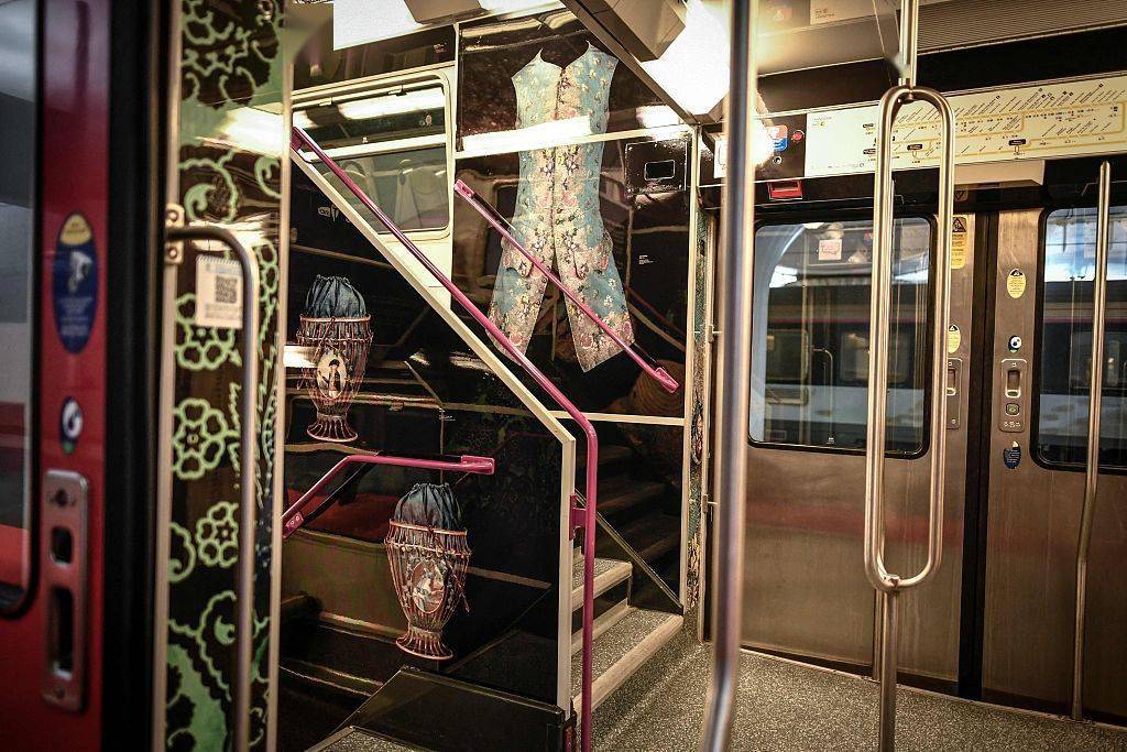 法国巴黎地铁变身浪漫文艺博物馆