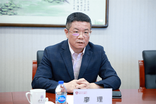 廖理代表学院致辞,向火岩控股有限公司对学院的支持表示衷心感谢,希望