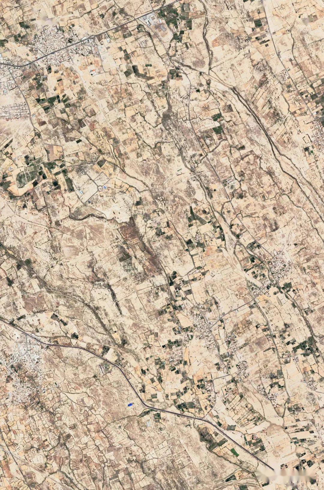 周边遍布农田在赫尔曼德河下游锡斯坦盆地的水就像钟表内晃动的摆锤