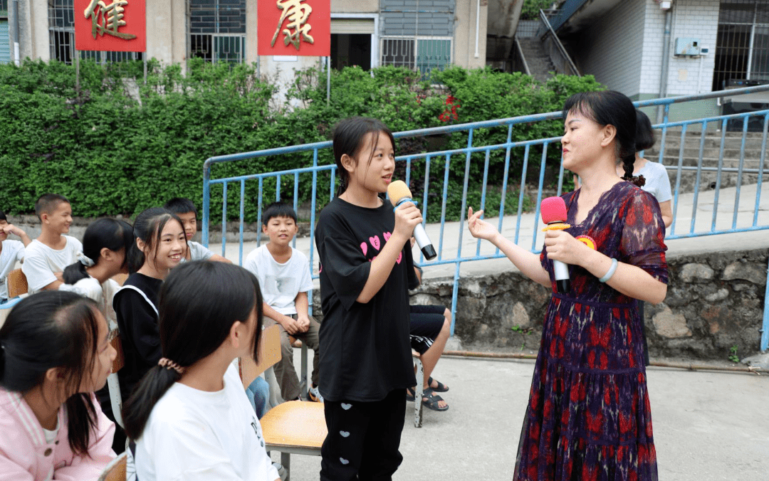 章月芳给安太乡初级中学和杆洞乡中学860名学生宣讲《梦想的力量》