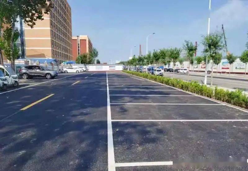 顺义这学校门口又挤出330个停车位