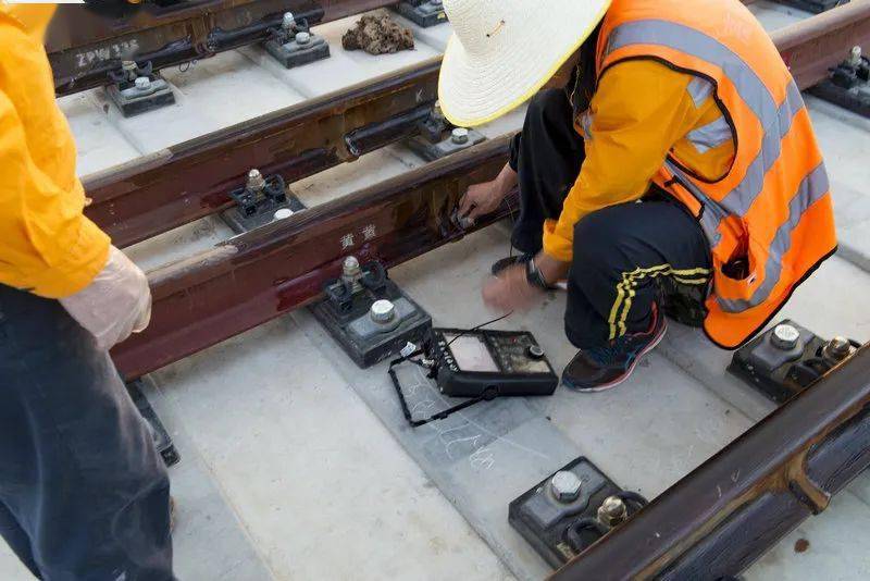 黄黄高铁新进展开展无缝钢轨全线探伤验收