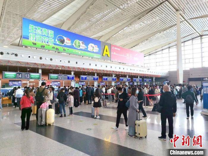 图为西宁曹家堡国际机场内,旅客正在办理登机手续. 青海机场公司 供图