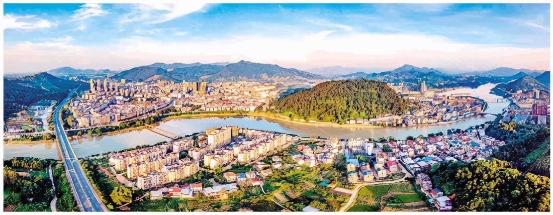 永福县城全貌 通讯员邱岗诚 摄永福县委书记廖照德 通讯员张克庆 摄