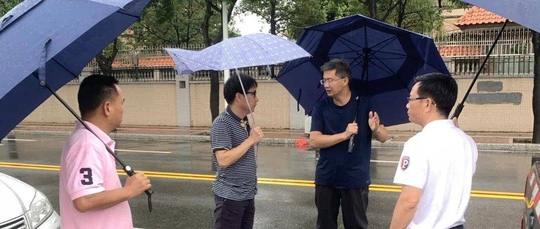 暴雨中，他们冒雨前行的样子真帅！_街道党工委