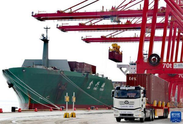 集装箱|山东日照港启用顺岸开放式全自动化集装箱码头