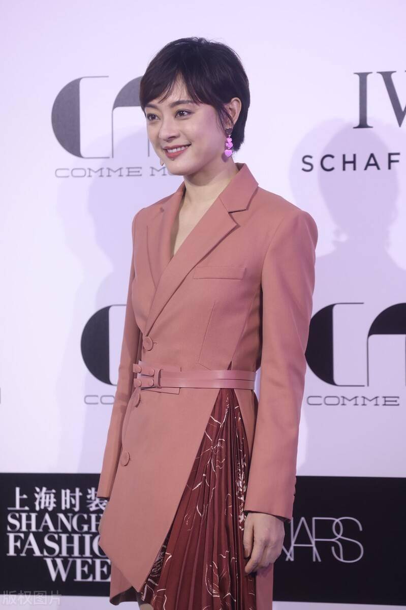 39岁孙俪挺少女,粉色西装裙配桃心耳坠温柔减龄,少了"娘娘范"