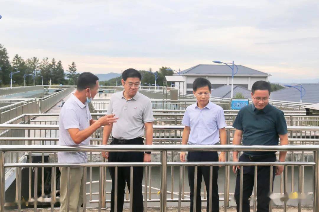 10月8日,县委书记王胜文开展城乡供水情况工作调研,县领导饶浩参加.