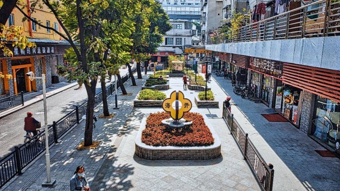 在仁厚直街打造口袋公园,曾经狭窄脏乱的旧街巷大变样,成为街坊散步