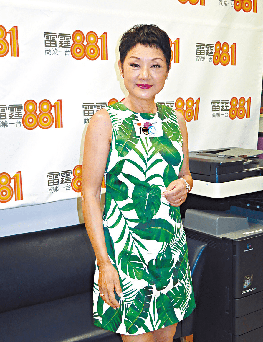 72岁的叶丽仪挺有韵味红唇配礼服大气优雅风韵不减当年