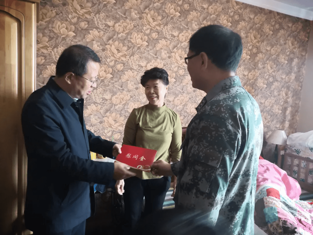 尖草坪区四大班子集中开展重阳节百岁老人走访慰问