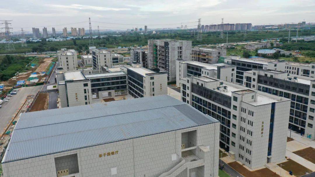 荥阳京城高中部分投用,还有7所中小学急需建设!_投入使用