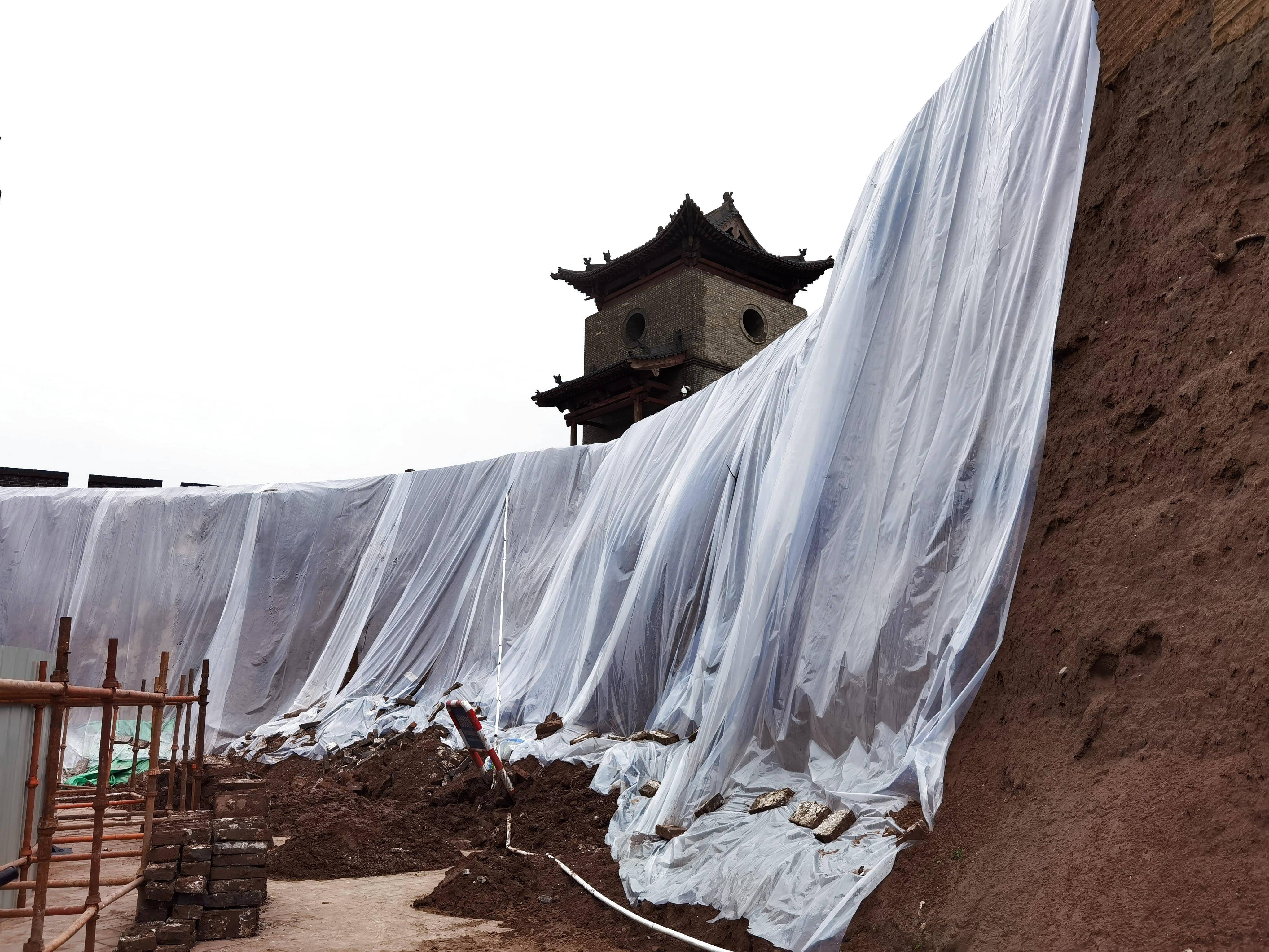 新闻8点见│平遥古城25米城墙坍塌，如何保护风雨中的山西古建