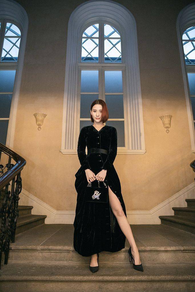 阿玛尼 何超莲着绒面开叉长裙美艳大气 于复古摩登氛围下展现优越身段