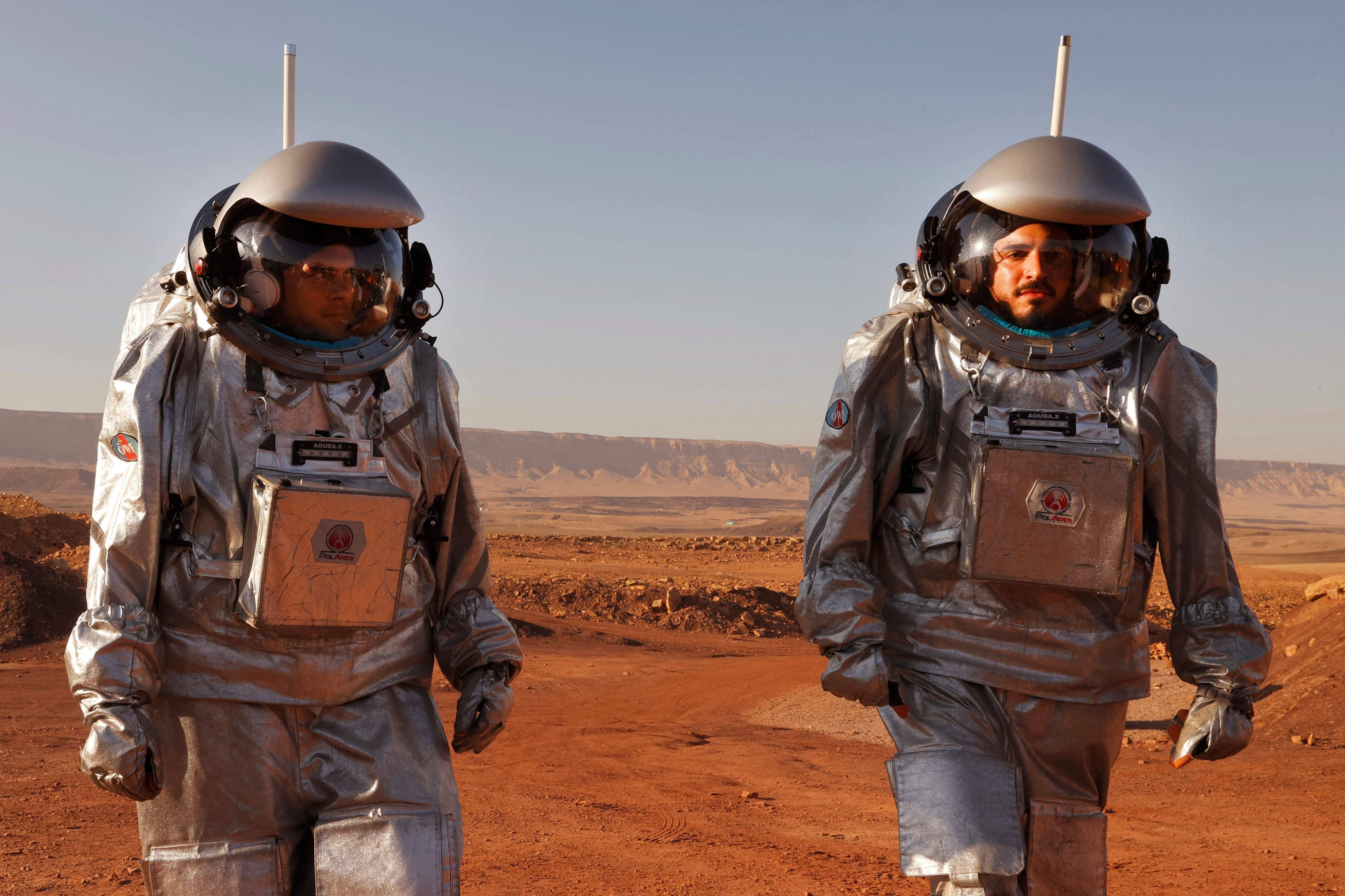 呼吸系统|穿太空服，配呼吸系统，6名男女沙漠模拟火星生活一个月