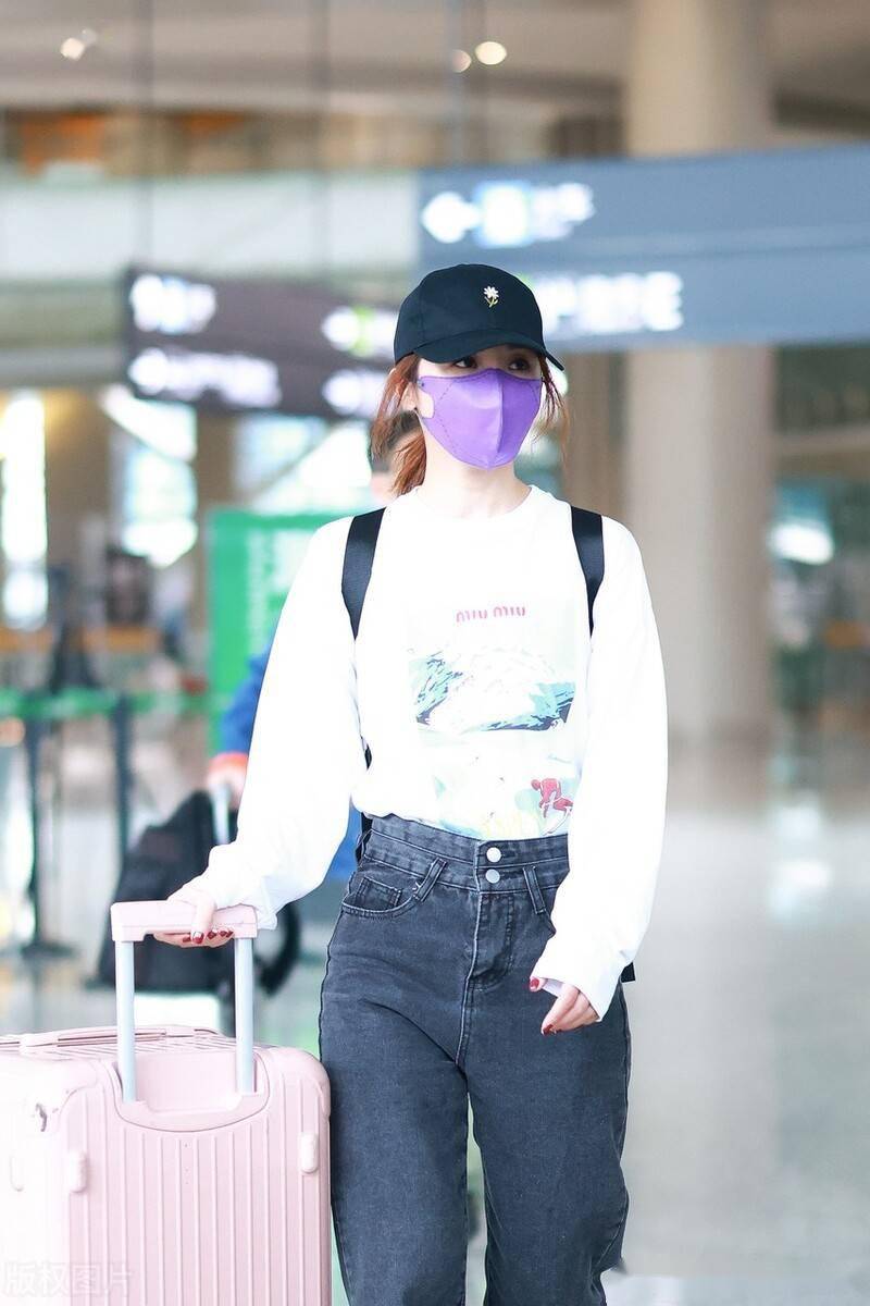 蔡卓妍现身机场白卫衣牛仔裤穿搭时尚练昂首阔步气场强