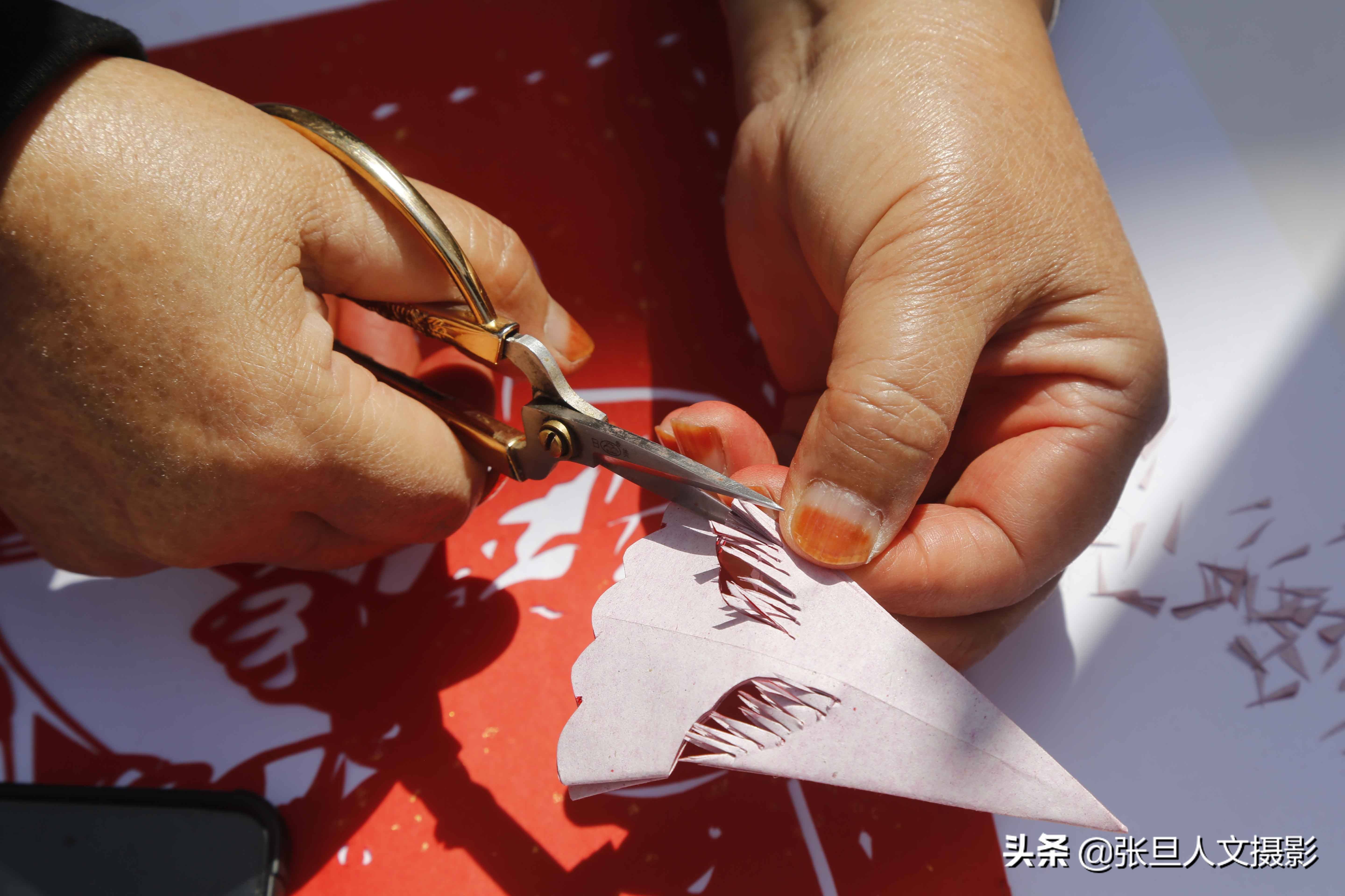 57岁农妇手真巧剪纸作品被人夸英法美日韩等国均有收藏