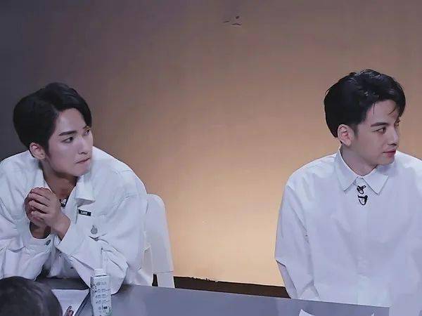 杨洋亲弟弟突然爆火183cm奶狗颜公狗腰不仅有8块腹肌还有大13岁老婆