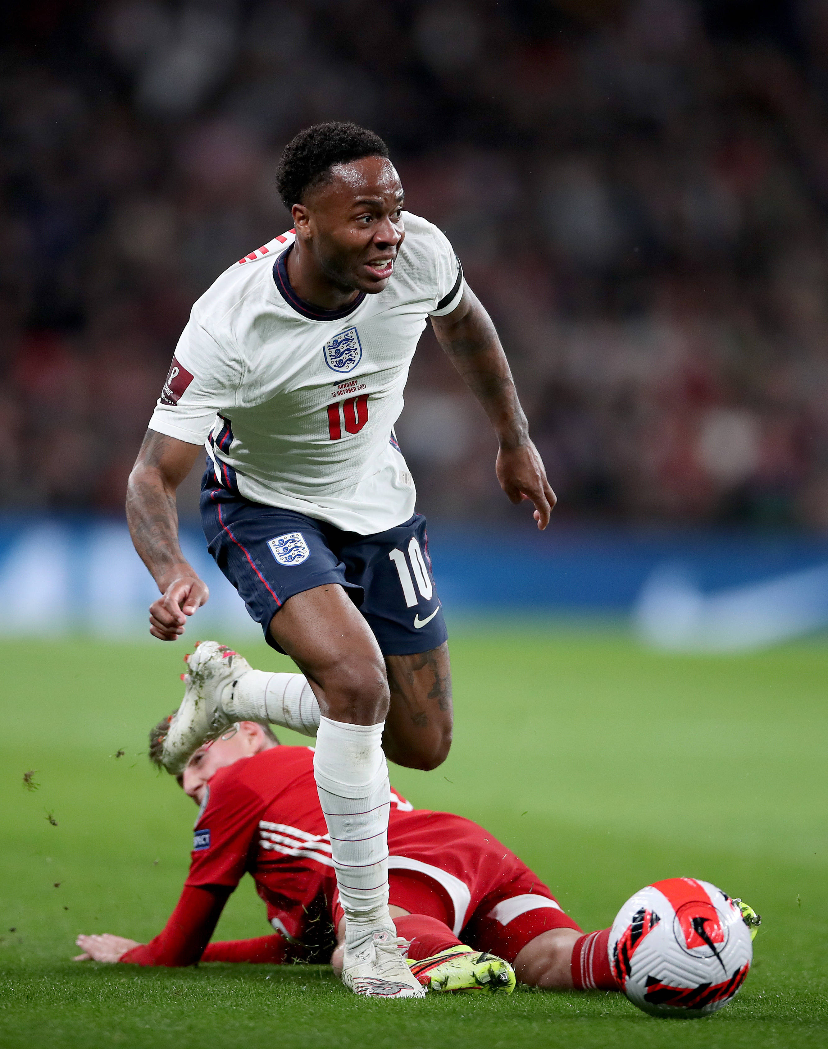 足球——世预赛:英格兰战平匈牙利