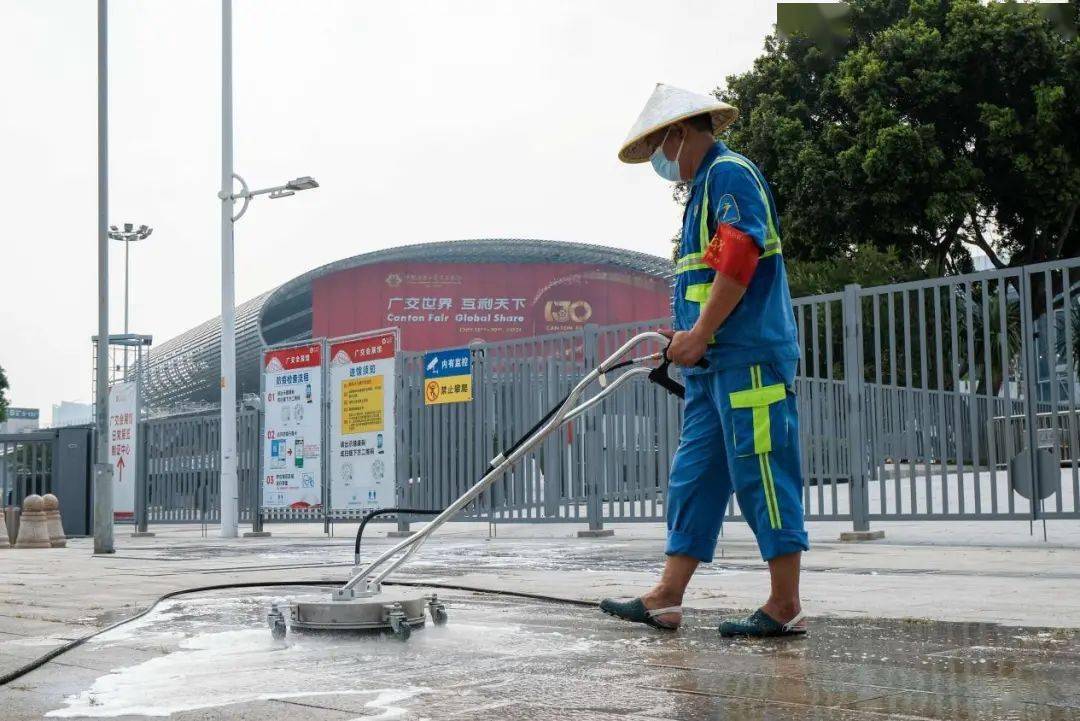 "正在会展中心外围进行保洁工作的环卫工人张志刚说,早在广交会开始之