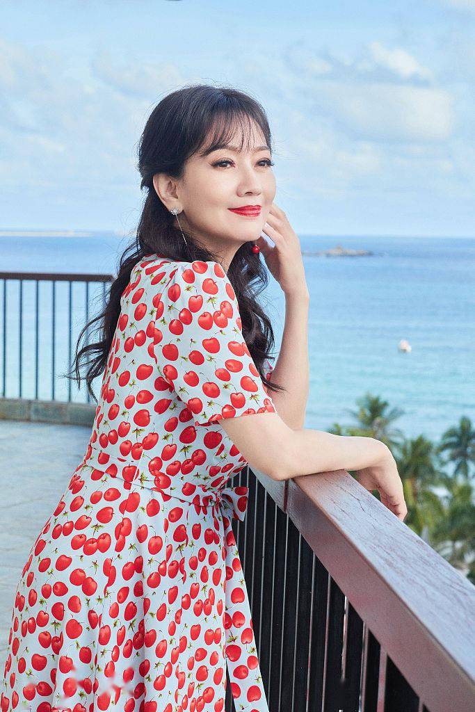 状态 赵雅芝海边度假大片释出甜美可人 穿波点红裙笑容粲然似仙女