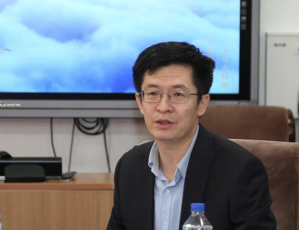 学校课程教材指导中心主任陈兆辉以《基于核心素养下的"三新"建设》为