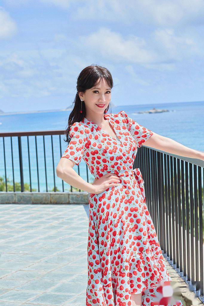 状态 赵雅芝海边度假大片释出甜美可人 穿波点红裙笑容粲然似仙女