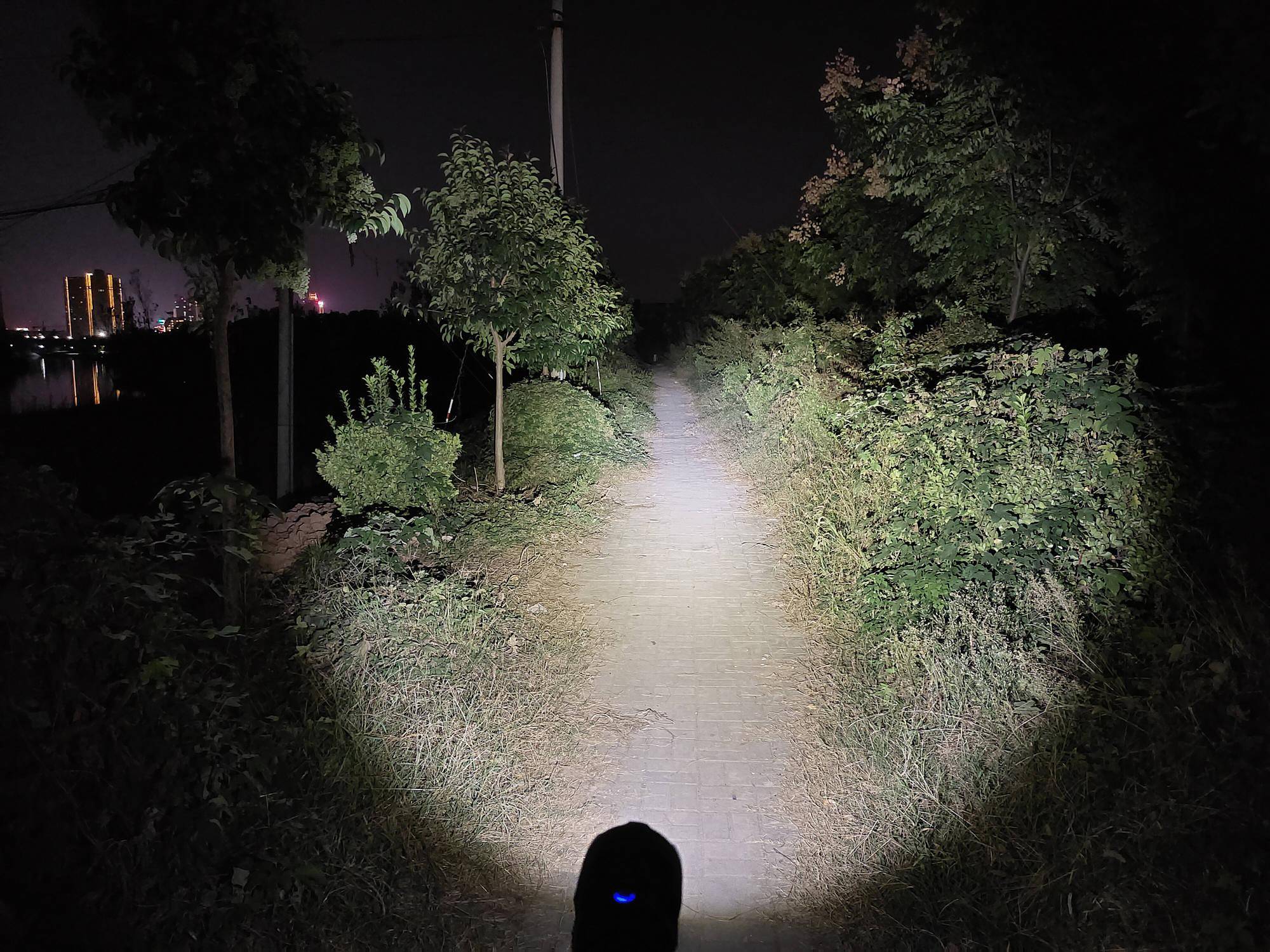 照亮黑夜的一束光在路上x6usb户外手电体验