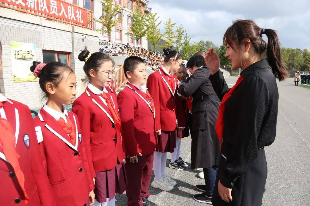 李奕欧 单睿荧在这收获的季节,大连南金实验学校新一届大队委员在上