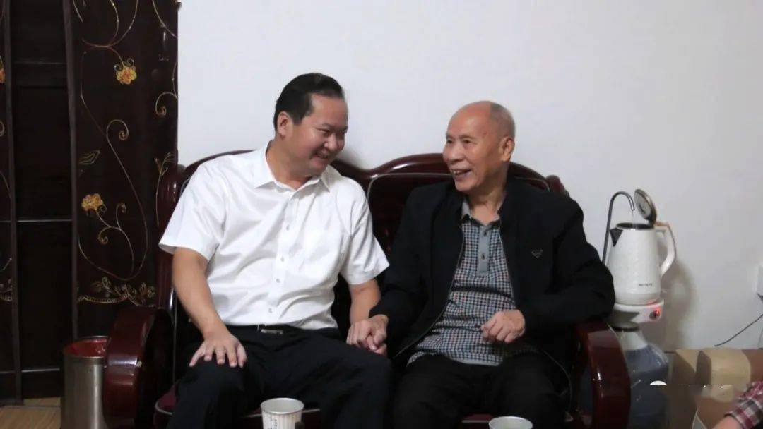 赖进益一行先后来到谢志萍,张进文,杨烈等离退休老