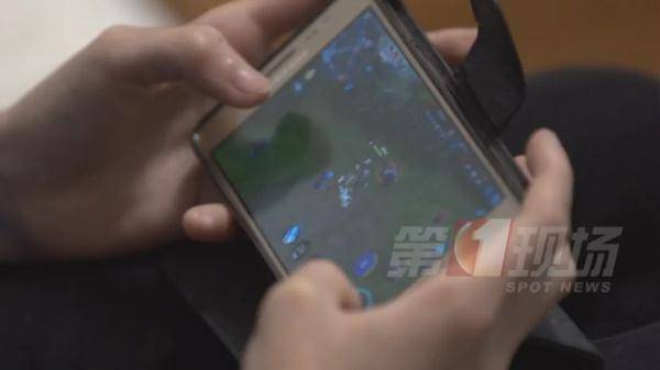 视网膜|深圳一女生摸黑玩手机瞳孔变白，罪魁祸首竟是...