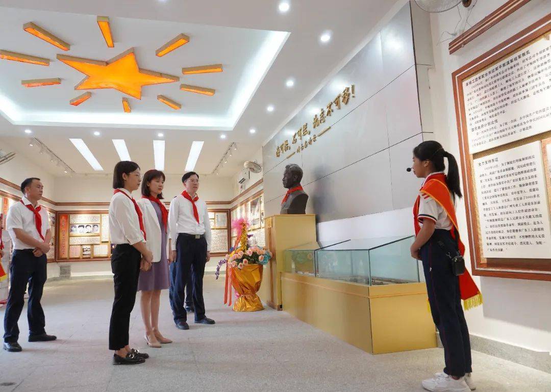 团市委副书记黎丹,紫金县委副书记何远航等领导及100名少先队员代表