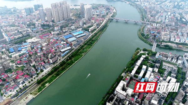 带动资江河岸建设,以建设"河畅,水清,岸绿,景美"的现代河网水系