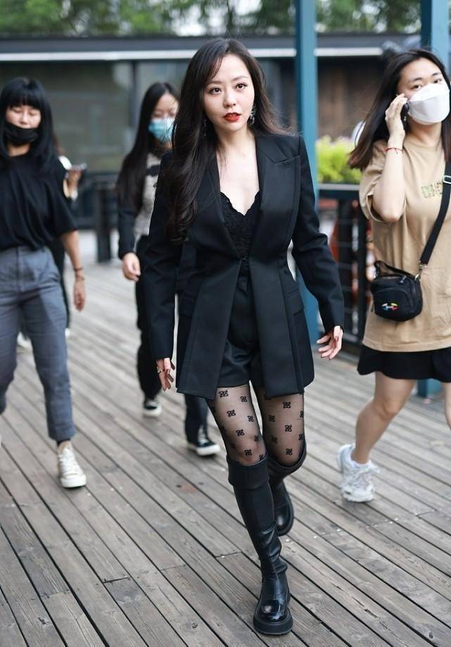 张靓颖有了女强人的感觉黑色西装配印花丝袜长靴秀出纤细美腿