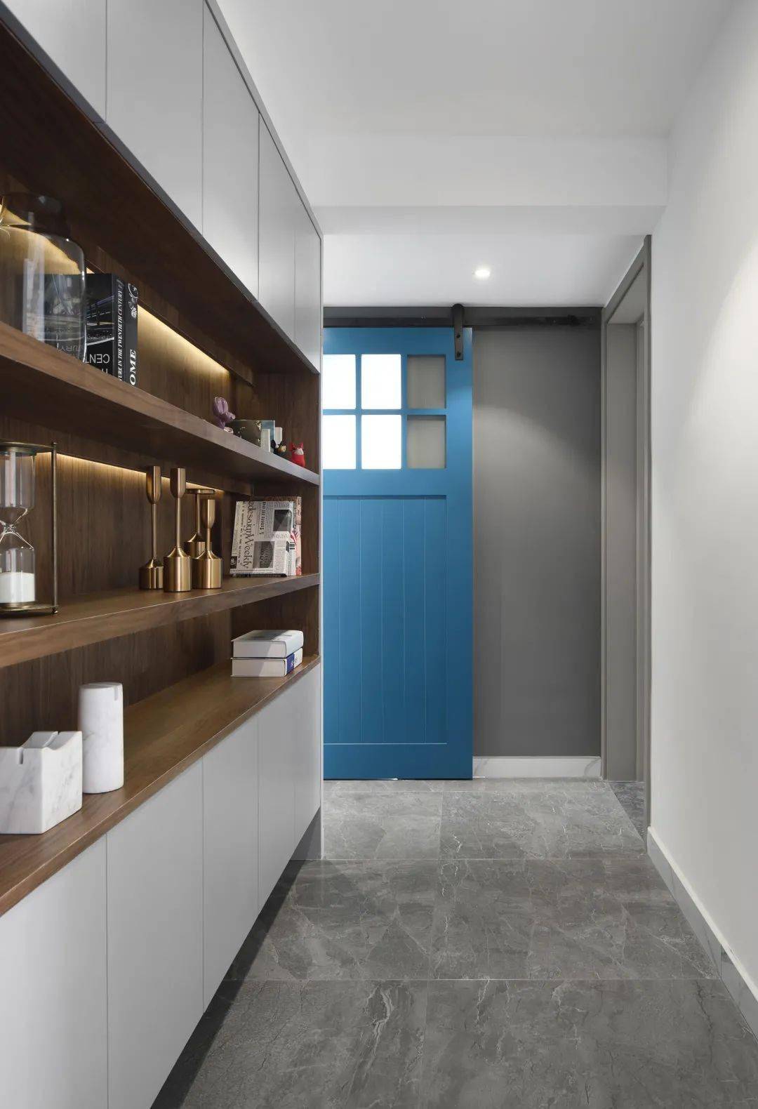 走廊的展示柜可以选择高柜或有凹位的柜子.