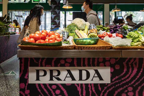 奢侈品那个“买椟还珠”的女人与Prada的品牌错位