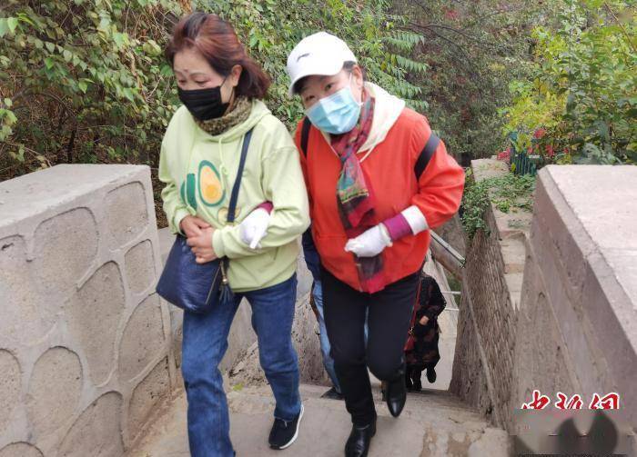兰州500余名老年人登高过节:心里不长皱纹不惧变老