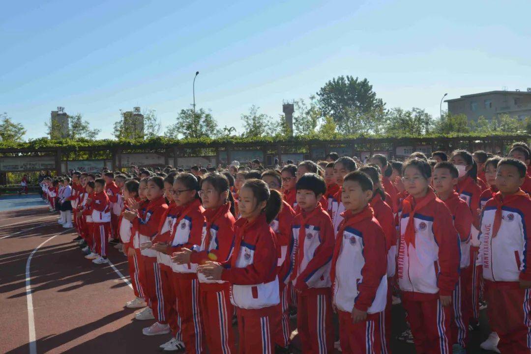 南一小学举行"九九重阳节 浓浓敬老情"主题升旗仪式