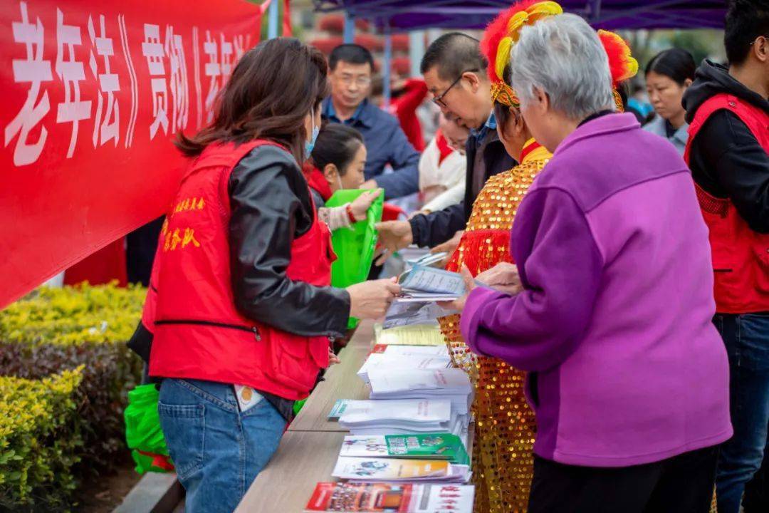 工作人员分发资料