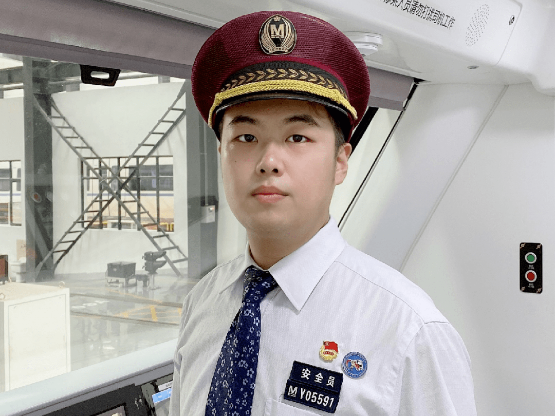 武汉地铁工作人员服装图片