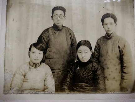 摄于1935年冬,前排左是李玩幽祖母,右是姑奶奶李贞恒;后排左是爷爷李