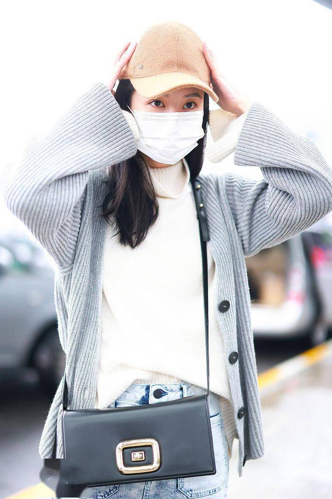 眼睛 温柔可人 乔欣穿纯色针织开衫牛仔裤靓丽时尚