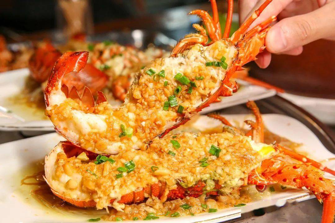 而讲究经济实惠的湛江酒席上经常可以看到龙虾的身影#虾▲炸捞牛鱼