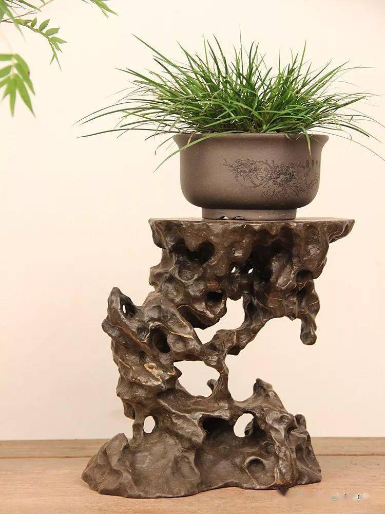 古色古香的石架