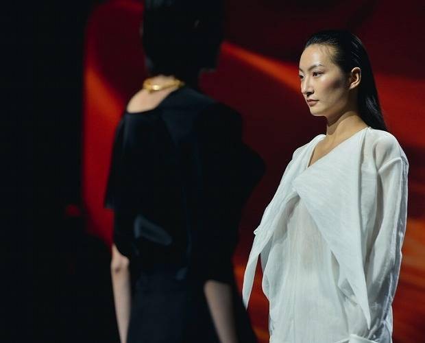 设计 一场跨越时空的艺术绽放上海时装周，TU用一场秀展示可持续发展