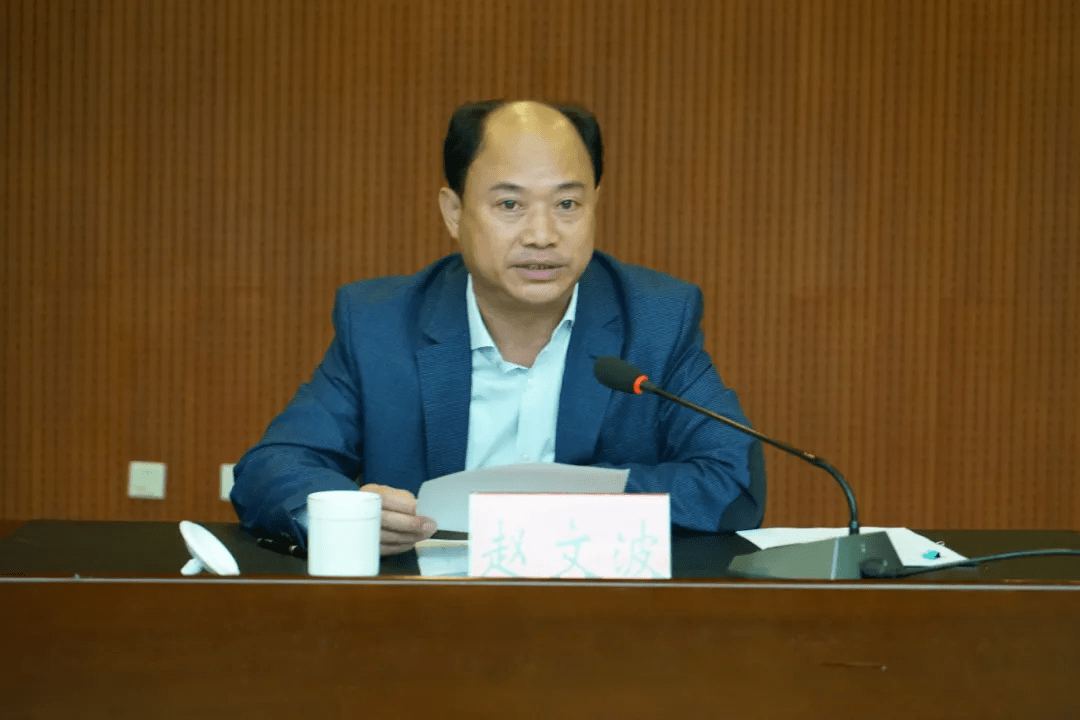 市委书记赵文波在会上讲话,市委副书记,代市长刘宏主持会议.